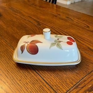 Evesham butter dish, white with gold and flowers